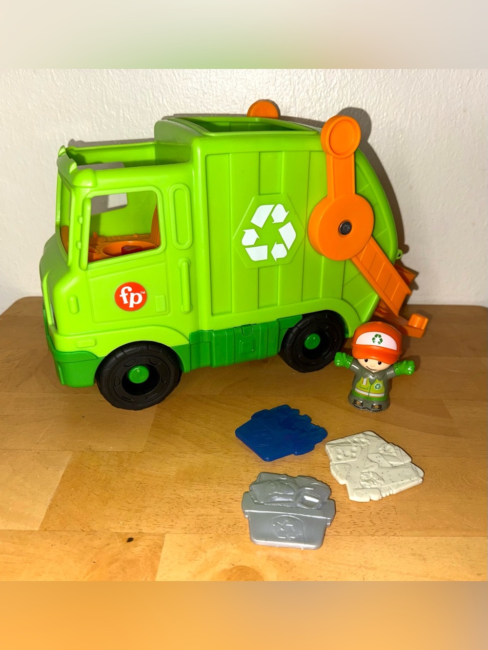 Fisher-Price Little People Recycling Truck Musical Toddler Toy Set